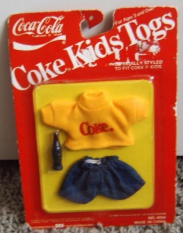 8031-4 € 4,00 coca cola barbie kids kleding geel en spijker kort.jpeg